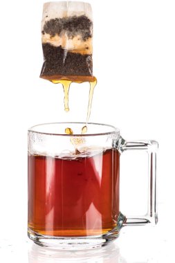 Beyaz zemin üzerine saydam bir kupa çay şekerli bir çay çanta yapmak