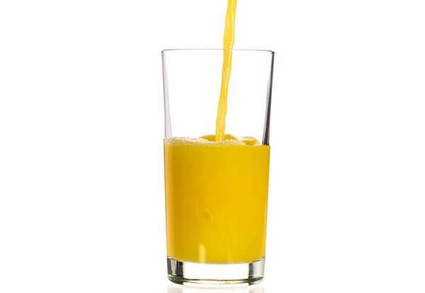 Gieten Van Sinaasappelsap Een Doorzichtig Glas Een Witte Achtergrond — Stockfoto