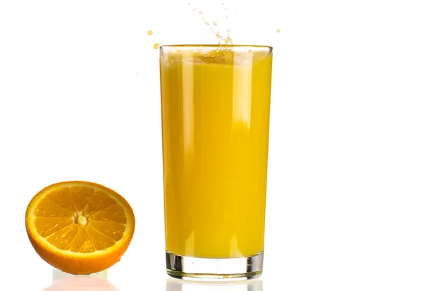 Verser Jus Orange Dans Verre Transparent Sur Fond Blanc — Photo