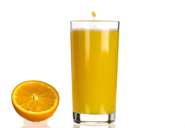 Despeje Suco Laranja Copo Transparente Fundo Branco — Fotografia de Stock