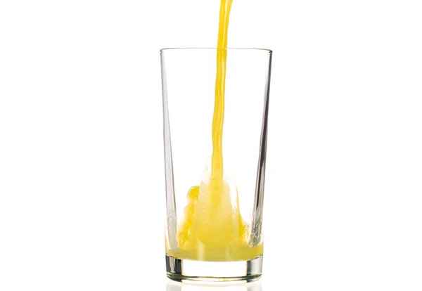 Gieten Van Sinaasappelsap Een Doorzichtig Glas Een Witte Achtergrond — Stockfoto