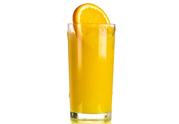 Наливаємо Апельсиновий Сік Прозорий Келих Білому Тлі — стокове фото