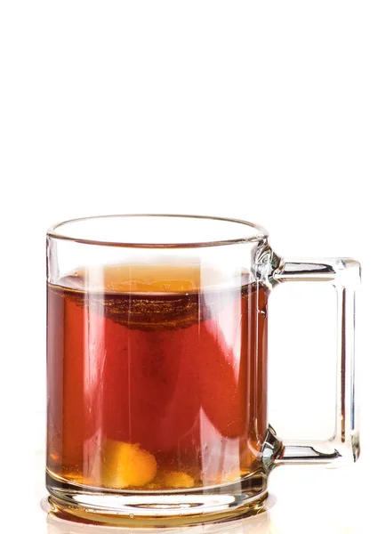 Beyaz Zemin Üzerine Saydam Bir Kupa Çay Şekerli Bir Çay — Stok fotoğraf