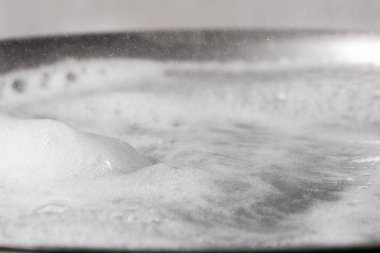 Metal tava yakın çekim kaynar su