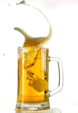 Bir bira kupa hafif bira dökme, o köpük ve sprey çıkıyor