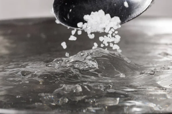 Aggiunga Sale Acqua Bollente Una Pentola Metallo Primo Piano — Foto Stock