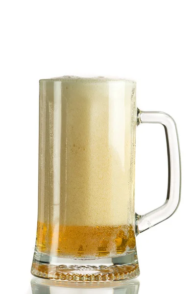 把清淡的啤酒倒在啤酒杯里 原来是泡沫和喷雾 — 图库照片