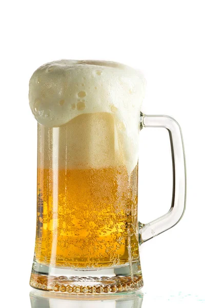Bir bira kupa hafif bira dökme, o köpük ve sprey çıkıyor