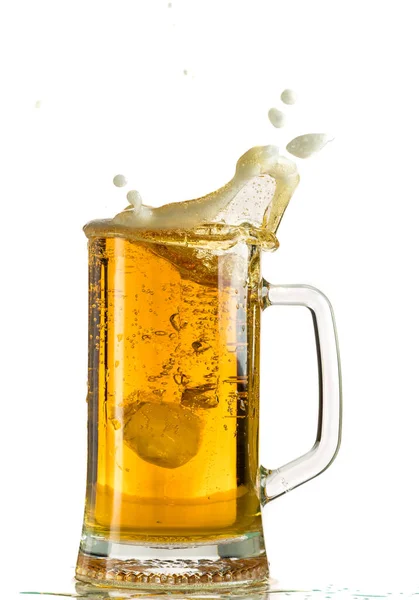 Bir bira kupa hafif bira dökme, o köpük ve sprey çıkıyor