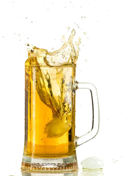 Bir bira kupa hafif bira dökme, o köpük ve sprey çıkıyor