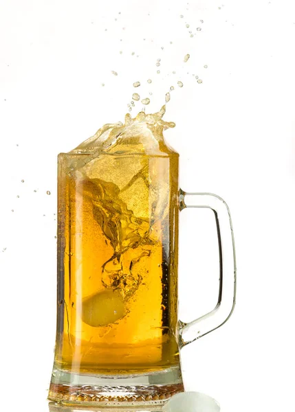 把清淡的啤酒倒在啤酒杯里 原来是泡沫和喷雾 — 图库照片