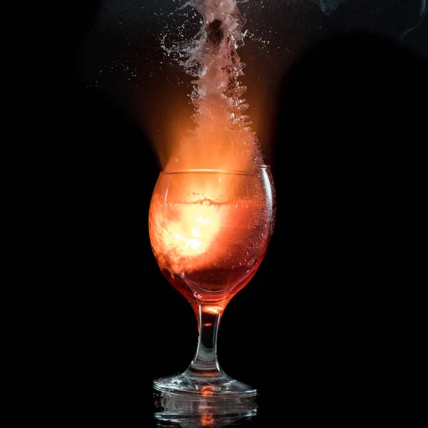 ガラス アルコールの害の飛沫と破片 多くのワインの爆発 — ストック写真