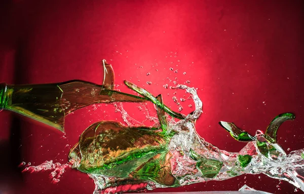 Volando Cayendo Estrellándose Botella Verde Sobre Fondo Degradado Rojo Fragmentos — Foto de Stock