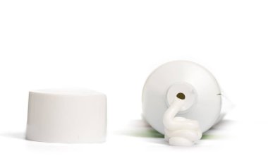 Jel, krem, dış kullanım için merhem bir tüp ve beyaz bir arka plan yanındaki kapak dışarı sıkılmış