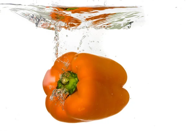Болгарский Оранжевый Перец Бросили Воду Белом Фоне — стоковое фото