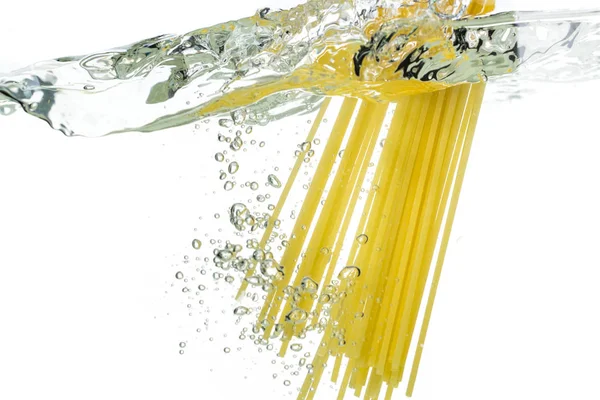 Приготування Макаронних Спагеті Падає Киплячу Воду Бризки Білому Тлі — стокове фото
