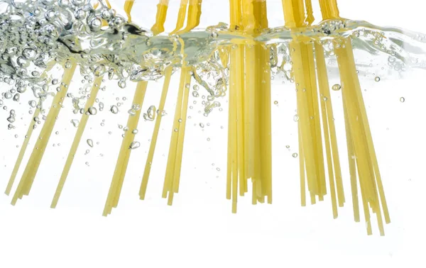 Kook Pasta Spaghetti Die Kokend Water Valt Splash Witte Achtergrond — Stockfoto