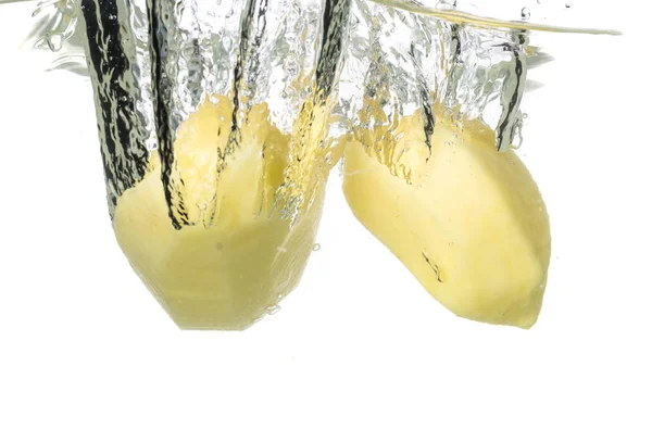 Приготування Картоплі Падає Киплячу Воду Бризкає Білому Тлі — стокове фото