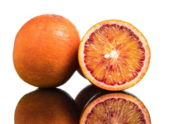 Sanguinolenta Naranja Entera Mitades Rodajas Con Reflexión Sobre Fondo Blanco —  Fotos de Stock