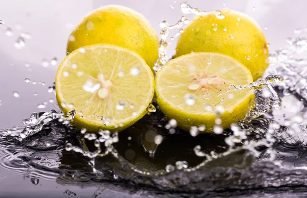 Limão Inteiro Metades Fatias Close Com Salpicos Água — Fotografia de Stock