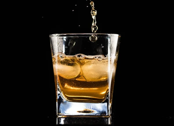 Whisky Mit Eis Einem Dampfenden Glas Auf Schwarzem Hintergrund — Stockfoto