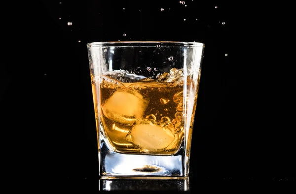 Whisky Mit Eis Einem Dampfenden Glas Auf Schwarzem Hintergrund — Stockfoto