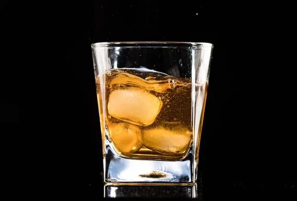 Whisky Med Ett Ångande Glas Svart Bakgrund — Stockfoto