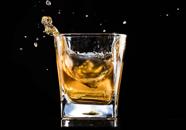 Whisky Mit Eis Einem Dampfenden Glas Auf Schwarzem Hintergrund — Stockfoto