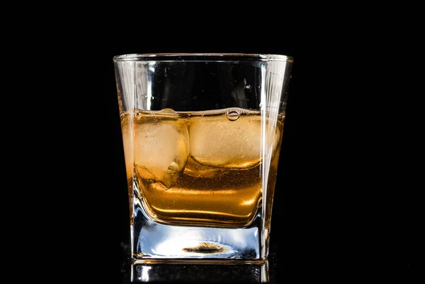 Whisky Avec Glace Dans Verre Fumant Sur Fond Noir — Photo