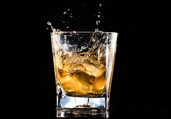 Whiskey Met Ijs Een Stomend Glas Een Zwarte Achtergrond — Stockfoto