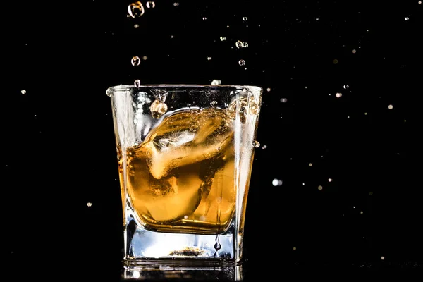Whisky Lodem Parującej Szklance Czarnym Tle — Zdjęcie stockowe