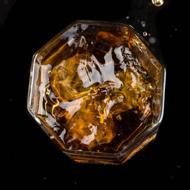 gerçek buz üst görünümü üç küp viski altıgen cam