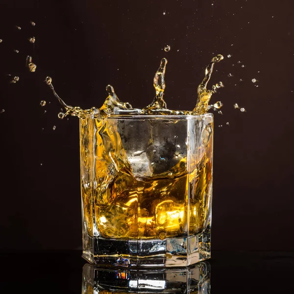 Zeshoekig Glas Whisky Met Ijs Spatten Van Een Verlaten Vallende — Stockfoto