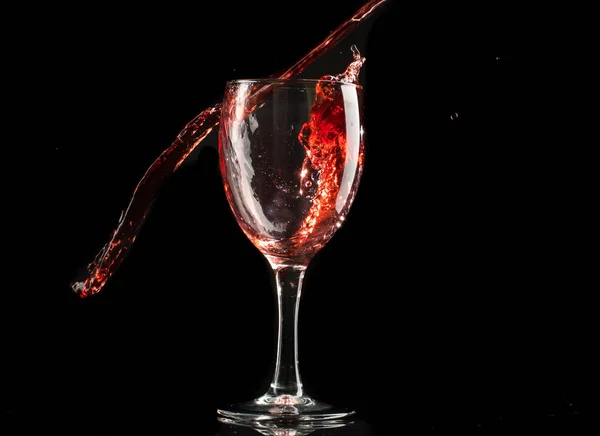 Ett Glas Rött Vin Vit Eller Svart Bakgrund Med Stänk — Stockfoto