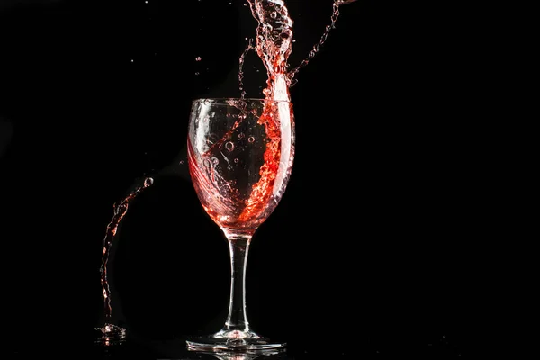 Ett Glas Rött Vin Vit Eller Svart Bakgrund Med Stänk — Stockfoto