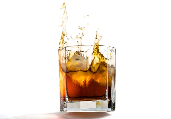 Fallit Och Fallande Whiskyglas Med Och Stänk — Stockfoto