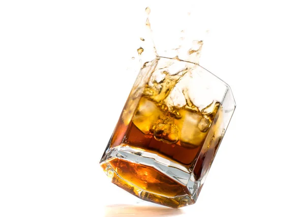 Umgestürztes Und Fallendes Whiskeyglas Mit Eis Und Spritzern — Stockfoto