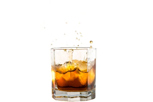 Upadłe Opadające Szkło Whisky Lodem Zachlapaniem — Zdjęcie stockowe
