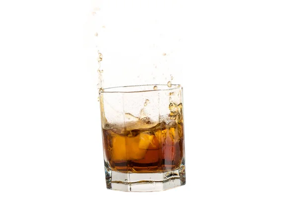 Upadłe Opadające Szkło Whisky Lodem Zachlapaniem — Zdjęcie stockowe