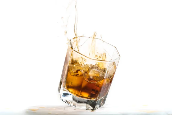 Umgestürztes Und Fallendes Whiskeyglas Mit Eis Und Spritzern — Stockfoto