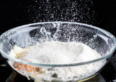 Meyilli yapmak için şeffaf bir kaseye yumurta ve un ekleyin.