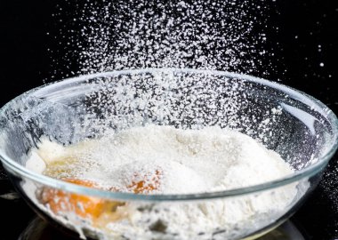 Bir mikser, sprey ve un sinek ile meyilli beat