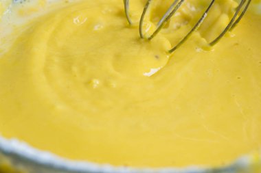 Bir mikser, sprey ve un sinek ile meyilli beat