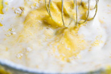 Bir mikser, sprey ve un sinek ile meyilli beat