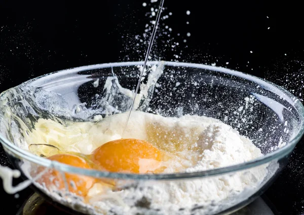 Adicione Ovos Farinha Uma Tigela Transparente Para Fazer Massa — Fotografia de Stock