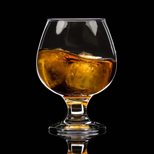 Ein Rundes Glas Whiskeybrand Mit Eis Eine Welle Und Ein — Stockfoto