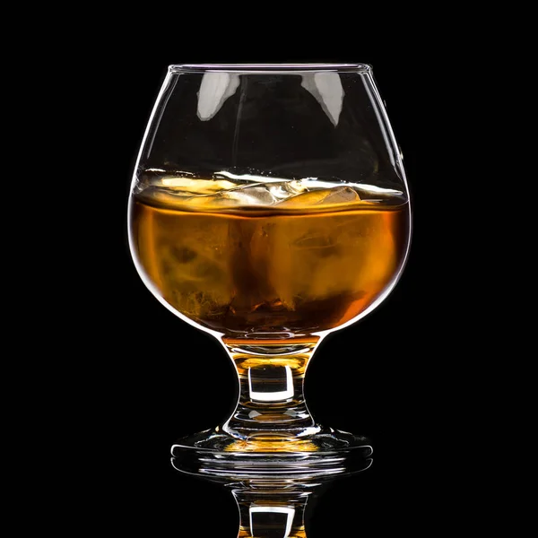 一杯带冰 波浪和小飞溅的威士忌白兰地 — 图库照片