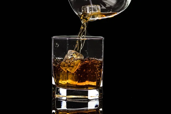 Sechseckiges Glas Whiskey Brandy Mit Eis Und Spritzern Von Fallendem — Stockfoto