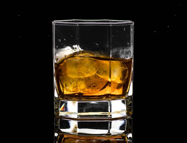 Sześciokątne Szkło Brandy Whisky Lodem Zachlapaniem Opadającym Lodem — Zdjęcie stockowe