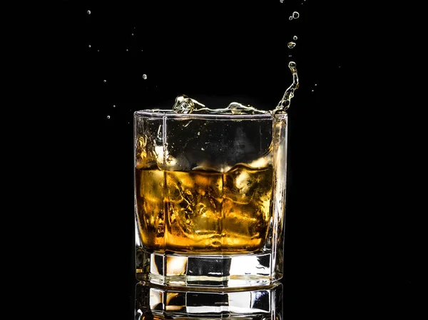Sechseckiges Glas Whiskey Brandy Mit Eis Und Spritzern Von Fallendem — Stockfoto